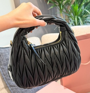 Sacs Hobo en Cuir Véritable pour Femmes avec Bandoulière, Fermeture Éclair, Étiquette Métallique, Effet Froissé et Couleurs Macaron - Product Image 5
