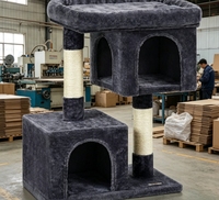 Arbre à chat compact avec deux niches indépendantes, plateforme supérieure surdimensionnée et deux poteaux en sisal pour petits espaces domestiques