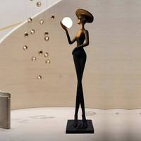 Lampe sur pied décorative en résine avec abat-jour en verre, sculpture abstraite en forme de personnage tenant une boule, pour salon