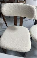 Chaise de salle à manger en bois de style nordique avec dossier rembourré en cuir/mouton ; Couleurs personnalisées disponibles