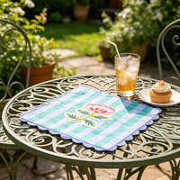 Vente en gros de sets de table personnalisés brodés de fleurs, sets de table en coton rayés avec bord festonné pour la décoration de la salle à manger