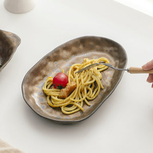 Plato de servir irregular hecho a mano de cerámica con incrustaciones doradas estilo Wabi Sabi para platos de fiesta - Product Image 3
