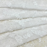 Tissu en coton 100% brodé de marguerites ajourées 3D et froncé, idéal pour robes, chemisiers et vêtements pour enfants - Vente en gros