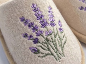 Pantofole da <span class=keywords><strong>Donna</strong></span> all'Ingrosso con Ricamo Lavanda, <span class=keywords><strong>Eleganti</strong></span> <span class=keywords><strong>Ciabatte</strong></span> Floreali in Peluche, Morbide <span class=keywords><strong>Ciabatte</strong></span> da Interno in Velluto Corallo, Logo Personalizzabile - Product Image 2