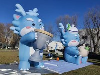 Grande mascotte gonflable de dragon de dessin animé pour l'extérieur avec trophée personnalisé pour les événements de jeu et les cérémonies de remise de prix
