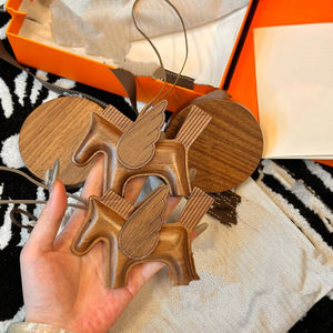 Petit pendentif en bois de noyer noir de style Art déco européen, petit Pégase, décoration murale, petit cadeau - Product Image 1