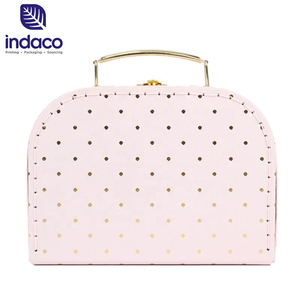 Caja cosmética rígida Indaco con lunares rosas, asa dorada e impresión en lámina. - Product Image 1