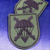 Fabricant d'accessoires personnalisés : logos en caoutchouc, étiquettes tissées en polyester, patchs en PVC et silicone, sérigraphie, velcro