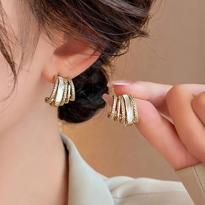 Pendientes de Aleación con Microincrustaciones de Diamantes, Chapados en Oro, Diseño Geométrico en Forma de Garra, Estilo Francés, Versátiles, Moda 2025 - Product Image 1