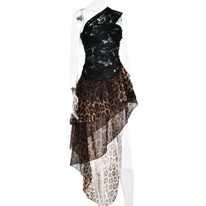 Abito da donna elegante nero in pizzo intrecciato con stampa leopardata, scollo a barca, design irregolare, lavabile ed ecologico - Product Image 3