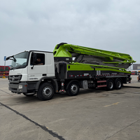 Pompe à béton à flèche Zoomlion 50m d'occasion, bien entretenue et testée, châssis diesel Benz, moteur Euro 5, pour projets de construction