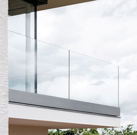 Système de balustrade en aluminium moderne pour balcon extérieur, avec garde-corps en verre sans cadre à profil en U, résistant à la rouille et aux UV