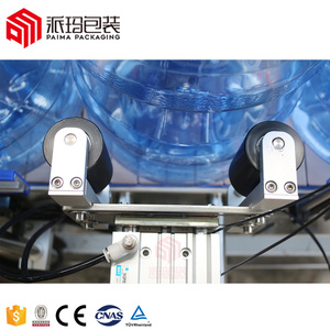 Máquina aplicadora de etiquetas de banda retráctil de manga de cuello de botella de <span class=keywords><strong>5</strong></span> galones automática de fábrica con túnel de vapor - Product Image 3