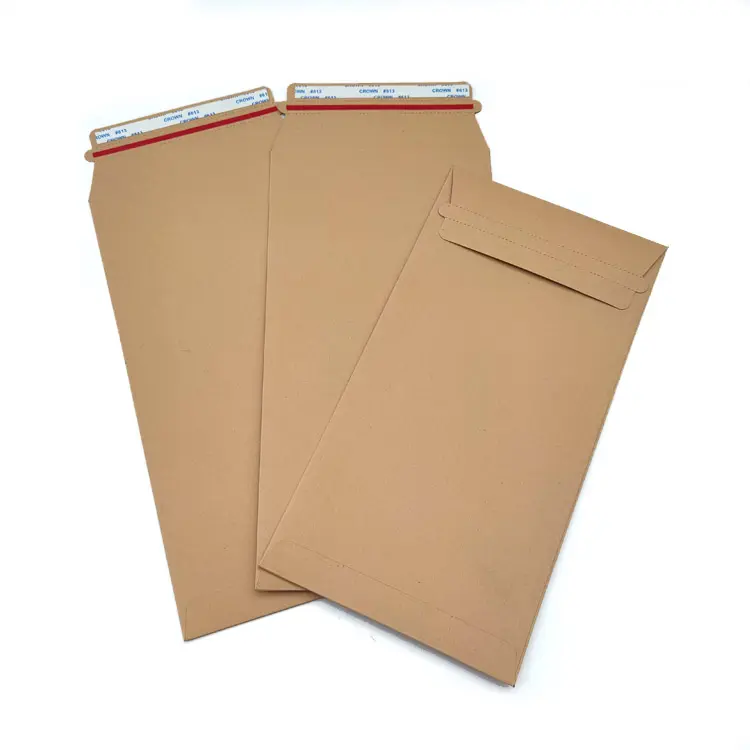 Небольшой коричневый конверт из крафт-бумаги по индивидуальному заказу с уплотнительным клеем