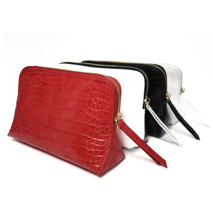 Borsa Cosmetica Personalizzata con Logo in Pelle di Coccodrillo, Elegante Organizer Rosso per il Trucco con Texture Vegana Premium Effetto Coccodrillo, Ampio Astuccio per Cosmetici - Product Image 3