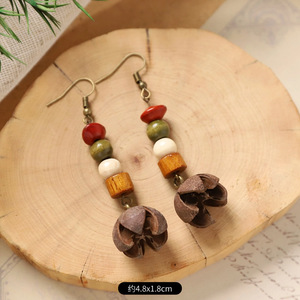 Originales Boucles d'Oreilles Pendantes <span class=keywords><strong>Pomme</strong></span> <span class=keywords><strong>de</strong></span> <span class=keywords><strong>Pin</strong></span> Rétro Vintage pour Femme, Exclusives, Fabriquées à la Main, en Bois Naturel (Glands, Fruits, Plantes) – Tendance Mode - Product Image 4