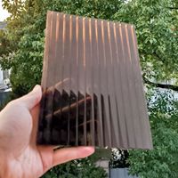 Plaque alvéolaire en polycarbonate certifiée CE/ISO, tailles personnalisées OEM et trous pré-perforés disponibles pour les puits de lumière