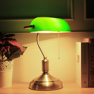 Lámpara de Mesa de Estilo Europeo Moderno, Lámpara de Escritorio de Vidrio Verde y Latón, Lámpara de Mesa Decorativa Retro de Estilo Banquero - Product Image 4