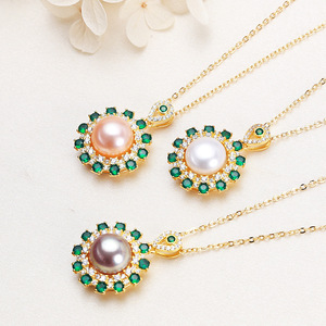 สร้อยคอมุกน้ำจืดแท้ทรงกลมแบนขนาด 10 มม. ชุบทองแท้ พร้อมตัวล็อคแบบเซอร์โคเนีย ดีไซน์จี้สวยหรู - Product Image 1