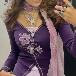 Camiseta de manga larga con cuello en V y bordado floral retro para mujer, estilo ajustado y moderno - Product Image 1