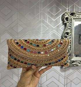 Bolso de cuentas hecho a mano con detalles de perlas y lentejuelas, forro de satén suave y diseño de asa superior para un estilo retro elegante. - Product Image 6