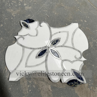 Mosaïque murale en marbre poli en forme de plume, mélange blanc Thassos, vert foncé et or, en acier inoxydable et laiton, découpe jet d'eau, de Chine