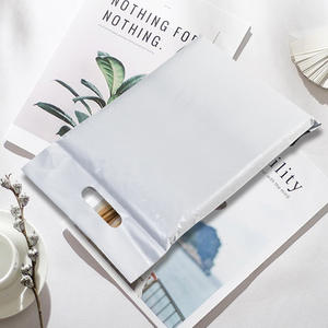 Prêt à expédier Logo personnalisé imprimé poignée noire sac d'expédition sarcelle pour vêtements chaussures chaussettes fourrure pour Poly Mailer emballage - Product Image 2