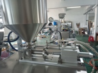 Machine de remplissage et d'emballage automatique pour huiles comestibles (moutarde, noix de coco, olive) en sachets de formes spéciales