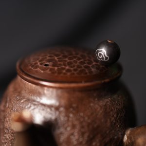 Théière en cuivre classique de luxe, théière en métal martelé à la main personnalisée avec poignée en bois de santal de qualité supérieure, écologique, capacité de 250 ml - Product Image 5
