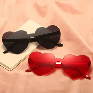 Nieuwste Mode Hartvormige Kleurrijke Pc Zonnebril Vrouwen Mannen Bril Schaduw Love Zonnebril Groothandel Custom Bril