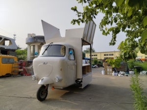 Camion de restauration électrique Piaggio Ape, café, hot-dogs, glaces, remorque alimentaire avec cuisine complète - Product Image 1