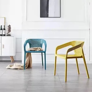 Chaise de bar moderne et élégante en plastique PP avec structure en fer - Product Image 2