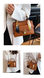 Retro Handbag with a Small <b>square</b> Shape, Stylish and Simple, Suitable for All Occasions and Trendy Crossbody Bag - Product Image 3