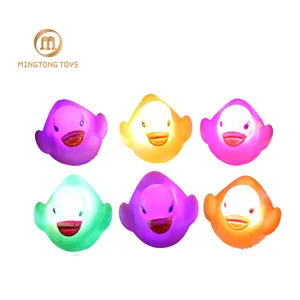 Presente promocional Baby Bathing Swimming Pool Floating Toy Colorful Safe Glow Miniature Rubber Silicone Led Duck