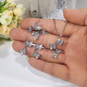 Collana con Ciondolo a Quattro Farfalle in Stile Coreano per Donne, Set di Gioielli Chic per la Clavicola - Product Image 4