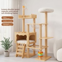 Arbre à chat en bois massif au design épuré avec lit et bureau pour chat, conception peu encombrante pour la maison, griffoir et jouets confortables de type capsule