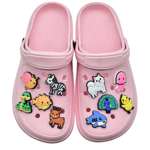 Abalorios creativos de PVC y perlas para zapatos de animales pequeños, accesorios de dibujos animados DIY con agujero de hebilla, decoraciones extraíbles para zapatos - Product Image 3