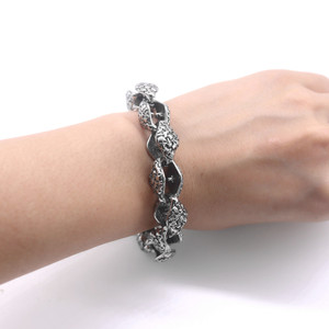 Bracelet unisexe en acier titane avec relief de crâne, design géométrique, style punk moto, bijoux - Product Image 4