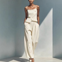 Ensemble deux pièces en lin décontracté et ample pour femme, collection été 2026, avec détails boutonnés et design créatif