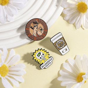 Broches émaillées avec motifs : Recharge 100% Squelette Batterie Pleine, <span class=keywords><strong>Tasse</strong></span> à café, Batterie Faible et Femme Rétro, et les messages 'Demande à Papa', 'Maman est en recharge', 'Recharge'. - Product Image 2