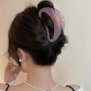 Nouvelle grande pince à cheveux creuse en forme de requin pour femmes, pince à griffes en plastique incurvée aux couleurs unies, accessoires capillaires légers et durables - Product Image 3