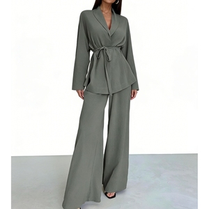 เสื้อเบลาส์คอวีสำหรับผู้หญิง แขนยาวดีไซน์หรูหรา พร้อมดีเทลผูกโบว์ จับคู่กับกางเกงขายาวทรงกว้างทันสมัย - ชุดแฟชั่น 2 ชิ้น - Product Image 3