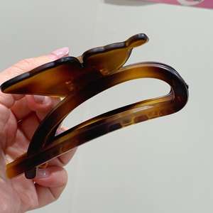 Vente en gros de pinces à cheveux papillon en plastique de 11 cm, style coréen, accessoires de mode, grandes pinces à cheveux en plastique pour femmes - Product Image 6