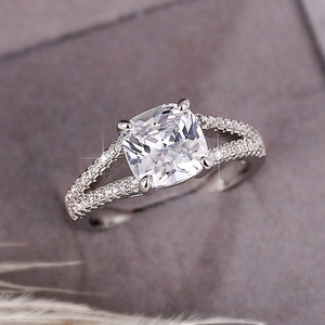 Anello di Fidanzamento Quadrato con Quattro Punte in Zirconia per Donne, Elegante Gioiello da Dito alla Moda - Product Image 1