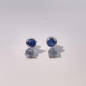 ต่างหูทรงกลมแบบคลาสสิกและสง่างามสำหรับผู้หญิงจาก Tianyu Gems ทำจากทองเหลืองชุบทอง ประดับด้วยเพชรคิวบิกเซอร์โคเนียสีขาวและสีน้ำเงิน - Product Image 1