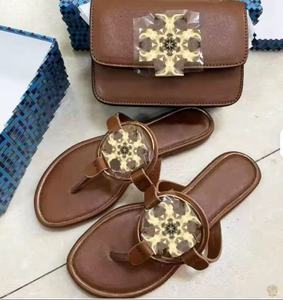 Mules de Cuero Negro con Punta Abierta, Forro de Felpa, Logotipo Grabado, Suela Antideslizante de PU, Pantuflas para el Hogar para Todas las Estaciones, Sandalias Planas - Product Image 3
