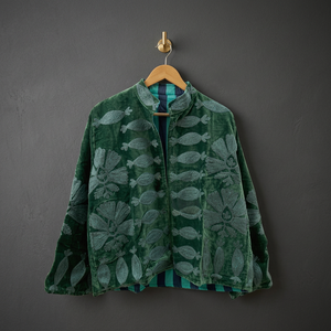 Chaqueta Bomber Corta Bordada, Hecha a Mano, de Terciopelo Verde Esmeralda y Algodón Transpirable, con Cuello Alto Mandarín y Frente Abierto - Product Image 3