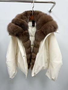 OUDINA Nuovo Stile di Alta Gamma, <span class=keywords><strong>Cappotto</strong></span> Corto e Ampio con Collo in <span class=keywords><strong>Pelliccia</strong></span> di Volpe, Imbottito in Piuma d'Oca Bianca, Parka Invernale, Giacca Puffer da Donna - Product Image 4