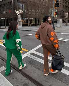 Sudadera con capucha de talla grande con logotipo personalizado para mujer, Sudadera con capucha unisex de estilo informal para otoño invierno y primavera con logotipo frontal y posición con capucha - Product Image 3