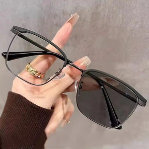 Lenti fotocromatiche Anti luce blu rettangolari occhiali metallo oro sopracciglio <span class=keywords><strong>foto</strong></span> grigio 2025 Computer colore cambianti occhiali Unisex - Product Image 4